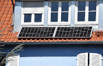 Gerade erst hat sich die Bundesregierung darauf geeinigt, die Solarindustrie zu fördern und damit auch den Ausbau der Solarenergie zu beschleunigen. Dafür sollen bürokratische Hürden fallen und unter anderem der Betrieb von Balkonkraftwerken, wie auf den Bildern zu sehen, erleichtert werden. © Jörg Sutter